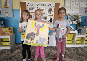 trzy dziewczynki z plakatem sawanny