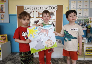 Trzech chłopców z plakatem sawanny