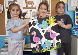 Dziewczynki z plakatem flamingów