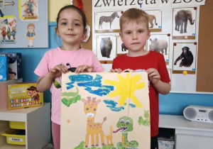 Cgłopiec z dziewczynką z plakatem sawanny