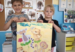 Dzieci trzymają plakat sawanny