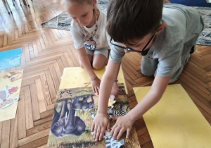 Chłopiec nakleja zebrę