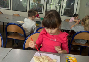 Dziewcyznka maluje farba twarz z masy solnej