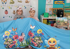 Dzieci przebrane za biedronkę i mrówkę
