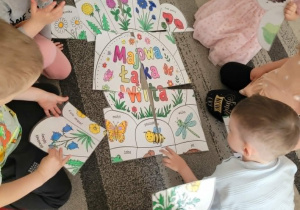 Dzieci dopasowywją elementy puzzli