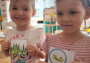 Dziewczynki z obrazkami konika polnego