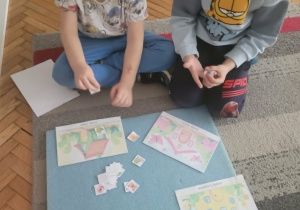 Dzieci z domkami matematycznymi