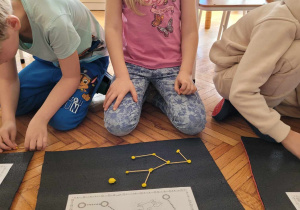 dzieci układają konstelacje według własnego pomysłu