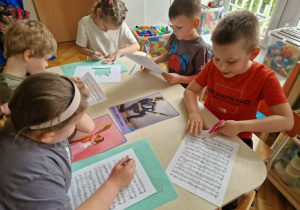 Dzieci wycinają instrumenty