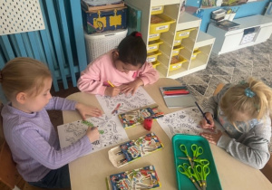 Dziewczynki kolorują owady łąkowe