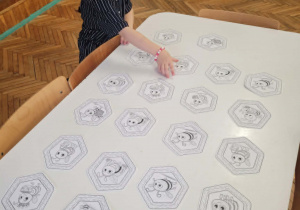 Dziewczynka wybiera plaster miodu