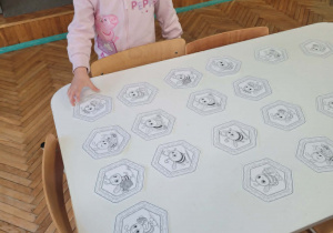 Dziewczynka wybiera plaster miodu do pracy plastycznej