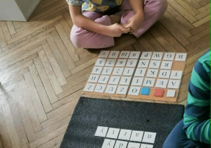 Dziewczynka z ułozonymi literami w wyrazy