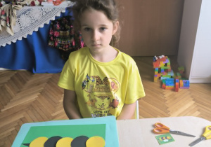 Dziewczynka z ułozona pszczołą