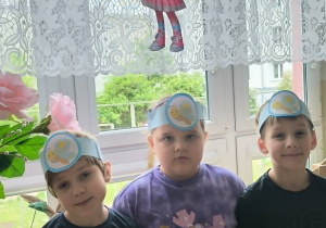 Dzieci z opaskami z pszcozłą na głowie