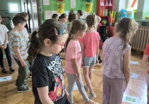 Dzieci poruszają się po sali gimnastycznej