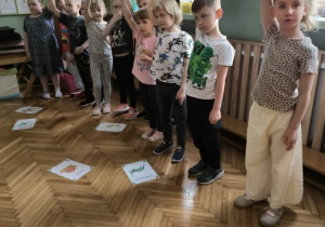 Dzieci stoją na przeciwko obrazków