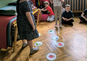 Dziewczynka wybiera obrazki do kodowania