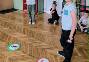 Chłopiec stoi przy napisie start