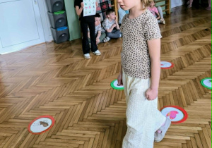 Dziewczynka idzie po ścieżce kodowania