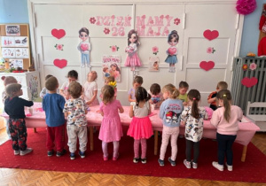 Dzieci podczas wykonywania świec