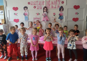 Dzieci robią serduszka z rączek