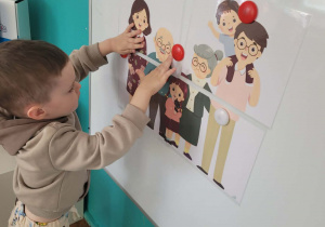 Chłopiec uklada puzzle rodzina