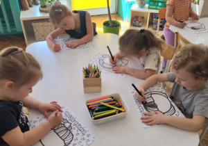 Dzieci wykonują portrety swoich mam