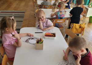 Dzieci malują portrety swoich mam na Dzień Mamy