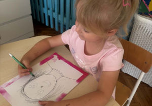 Dziewczynka rysuje portret