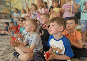 Dzieci grają na instrumentach