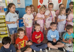 Dzieci śpiewają pisoenkę o mamie