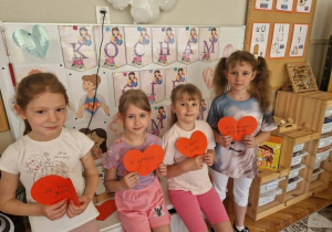 Cztery dziewczynki z sercami dla mam