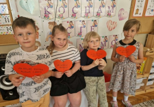Dzieci z czerwonymi sercami dla mam