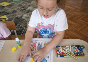 Dziewczynka wykleja na żółto balon