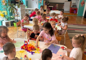 Dzieci wykonuja pracę plastyczną