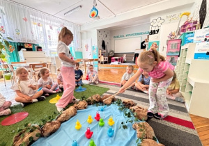 Dziewczynka łowi zieloną kaczkę