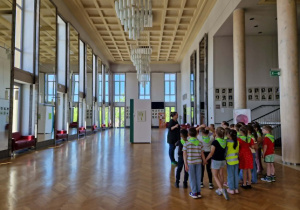 Dzieci w holu teatru
