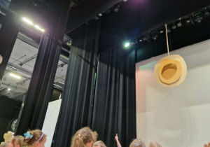 Dzieci oglądają scenę teatralną
