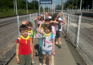Dzieci na peronie kolejowym w Łęczycy