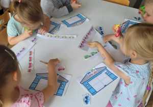 Dzieci wycinają nożyczkami