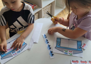 Chłopiec z dziewczynką wycinają nożyczkami