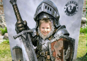 Chłopiec w plakacie rycerza