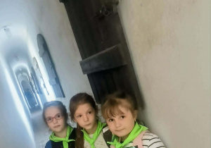 Dzieci w wąkim przejściu