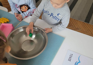 Chlopie wklada do wody plastikową gruszkę