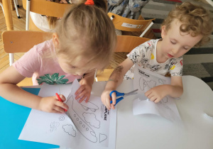 Chlopiec z dziewczynką wycinają po śladzie
