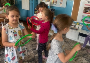 Dzieci udają, że jadą samochodem