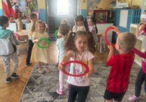 Dzieci poruszają się z obręczami w rękach