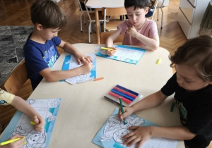 Chlopcy malują przy stoliku mazakami