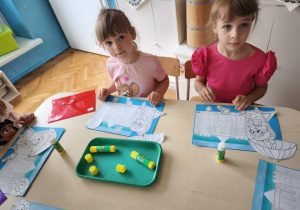 Dziewcyznki z naklejonymi elementami obrazka